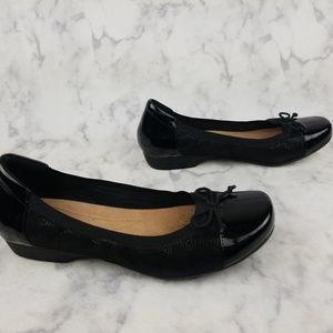Clarks Black Leather Ballet Flats size 8.5 w/ bow